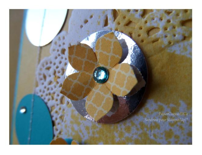 Carte jaune napperon fleur détail 3