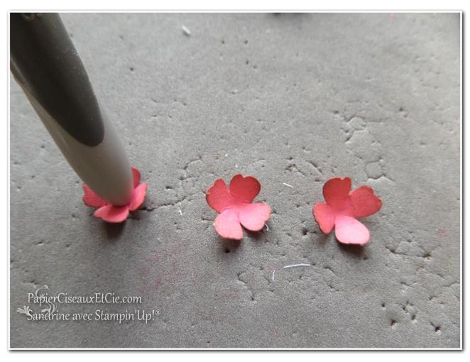 1 création fleur en relief étape 3 papierciseauxetcie