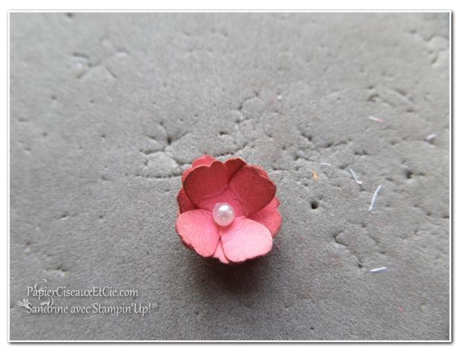 1 création fleur en relief étape 6 papierciseauxetcie